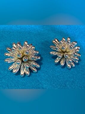 Vintage Large Silvertone Cluster Daisy Clip-On Earrings - Floral Statement